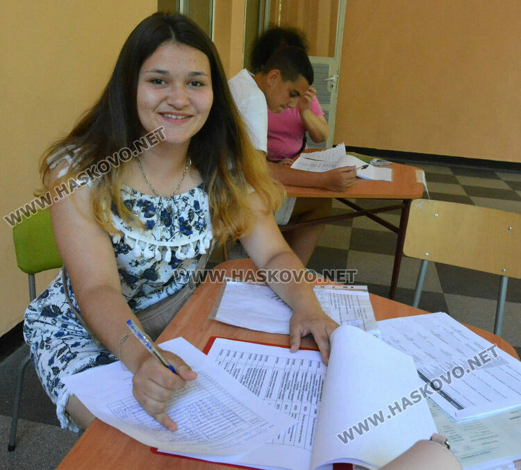 Започна приемът в 8-ми клас, в 7 училища в Хасково подават документи и на хартия