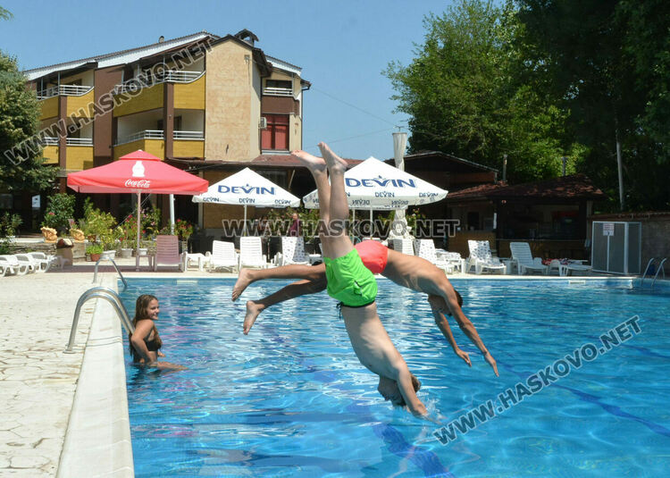 До 15 лева входът за басейн в Хасково, промоция в делнични дни и нощно къпане