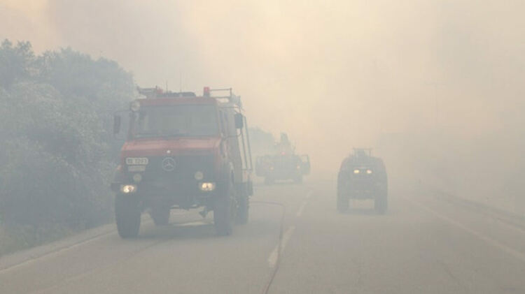 Горски пожари в Гърция, евакуирани села, манастир и хотел