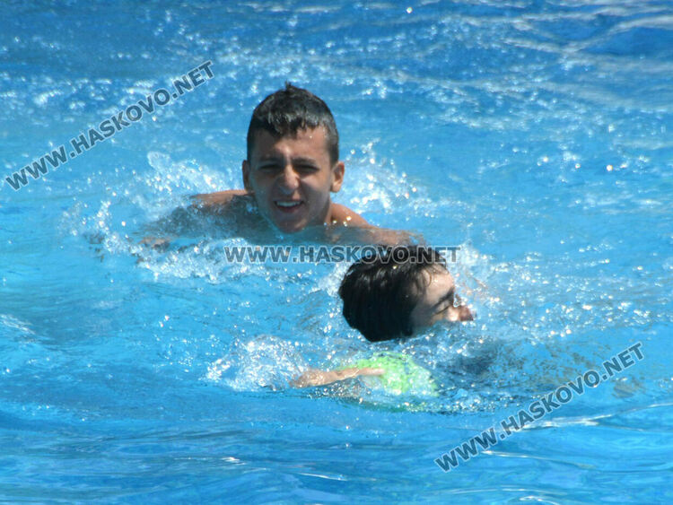 До 15 лева входът за басейн в Хасково, промоция в делнични дни и нощно къпане