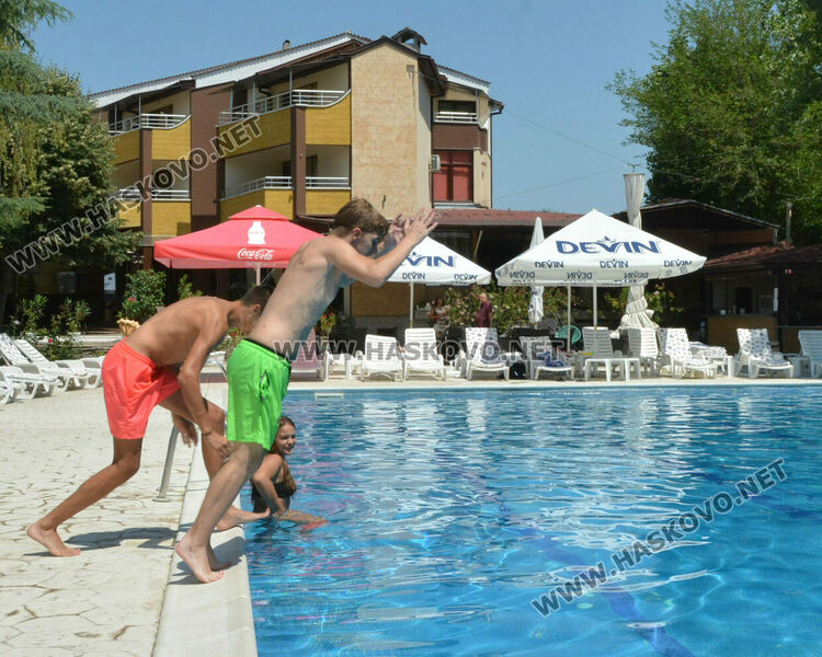 До 15 лева входът за басейн в Хасково, промоция в делнични дни и нощно къпане