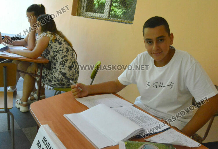 Започна приемът в 8-ми клас, в 7 училища в Хасково подават документи и на хартия