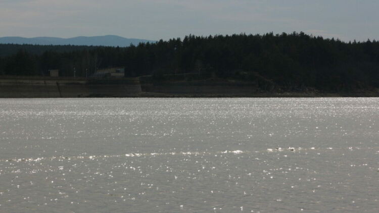 Извадиха риболовец, затънал в тиня на язовир в Пернишко