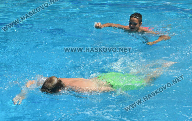 До 15 лева входът за басейн в Хасково, промоция в делнични дни и нощно къпане
