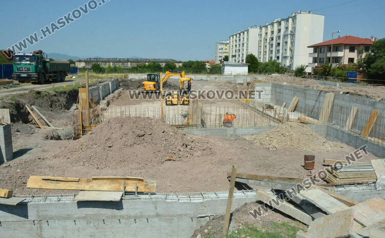 Изляха фундаментите и стените на новия закрит плувен басейн в Хасково