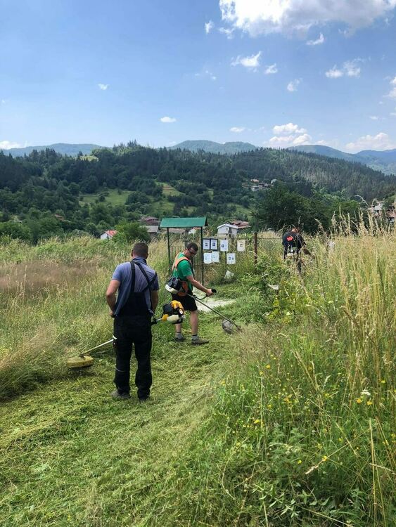 Да повикаш неволята! В с.Полковник Серафимово доброволци запалиха косачки в помощ на бабите