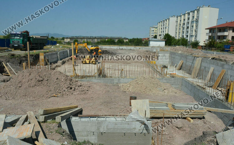 Изляха фундаментите и стените на новия закрит плувен басейн в Хасково