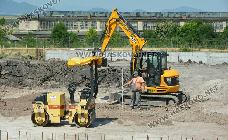 Изляха фундаментите и стените на новия закрит плувен басейн в Хасково
