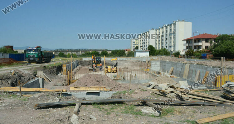 Изляха фундаментите и стените на новия закрит плувен басейн в Хасково