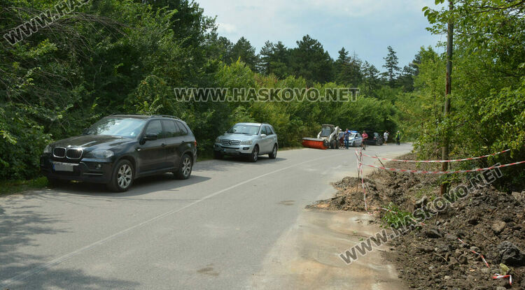 БМВ и бобкат катастрофираха в „Кенана“ край ремонт