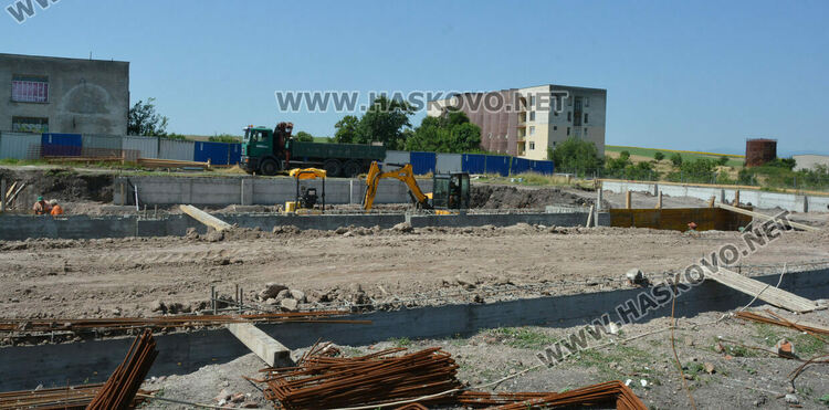 Изляха фундаментите и стените на новия закрит плувен басейн в Хасково