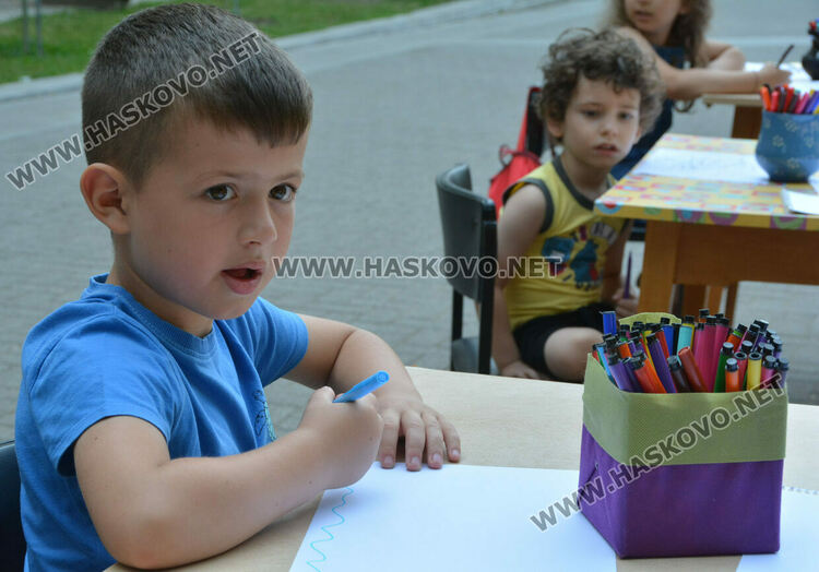 Стартира „Лято в библиотеката“ с четене на приказка и рисуване в Хасково