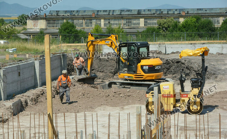 Изляха фундаментите и стените на новия закрит плувен басейн в Хасково