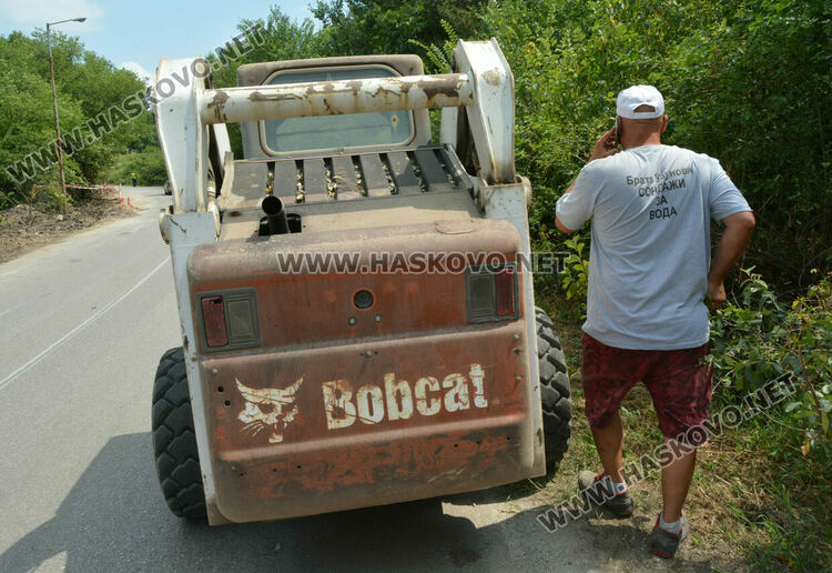 БМВ и бобкат катастрофираха в „Кенана“ край ремонт