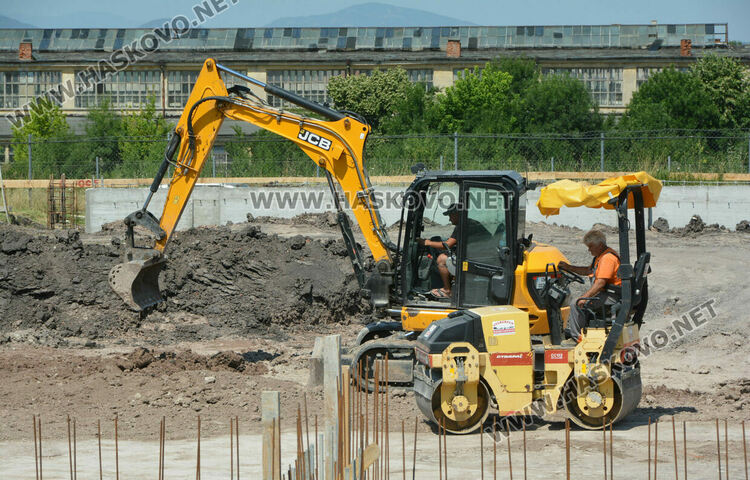 Изляха фундаментите и стените на новия закрит плувен басейн в Хасково