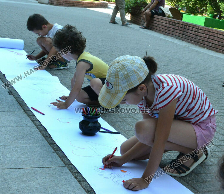 Стартира „Лято в библиотеката“ с четене на приказка и рисуване в Хасково