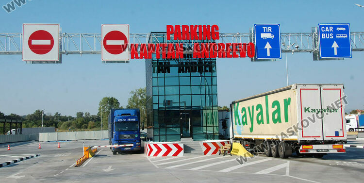 Тир блъсна пешеходец на паркинга край границата