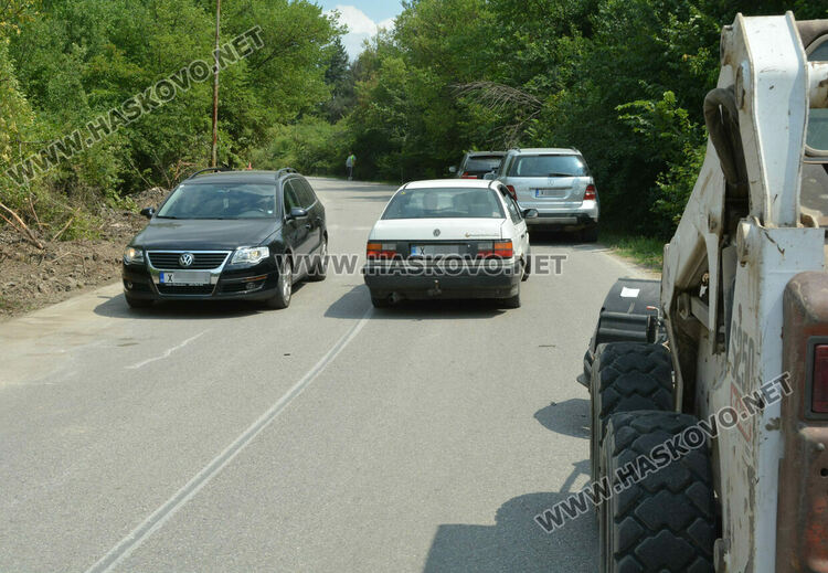 БМВ и бобкат катастрофираха в „Кенана“ край ремонт