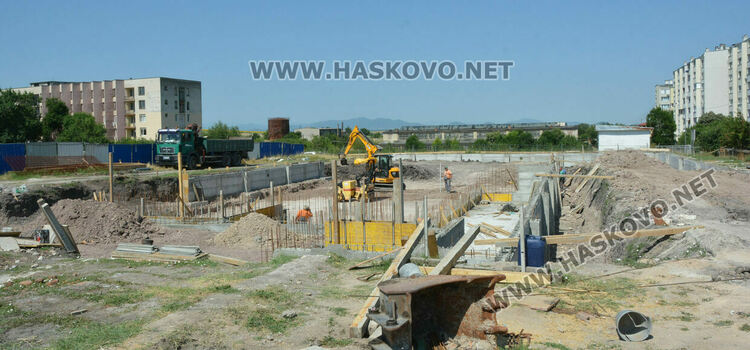 Изляха фундаментите и стените на новия закрит плувен басейн в Хасково