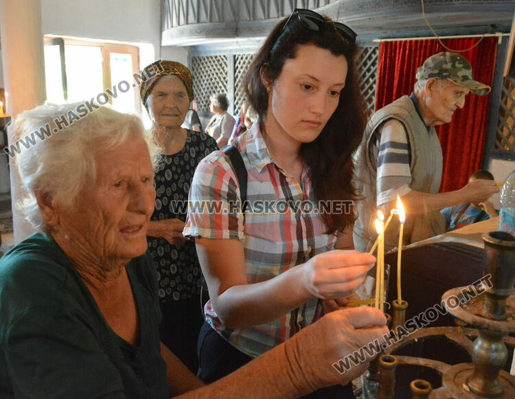 Отец Златко отпразнува 33 години от ръкополагането си в храма „Света Неделя“ в с.Мандра