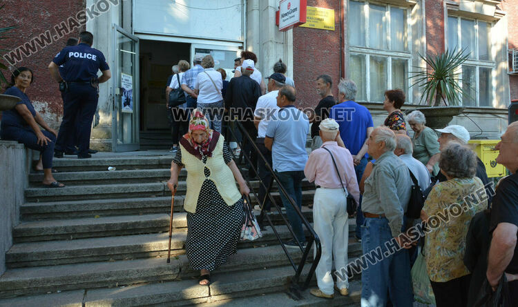 Огромни опашки за пенсии и добавки