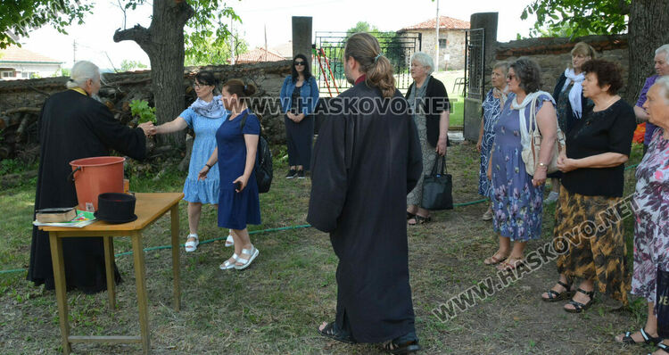 Отец Златко отпразнува 33 години от ръкополагането си в храма „Света Неделя“ в с.Мандра