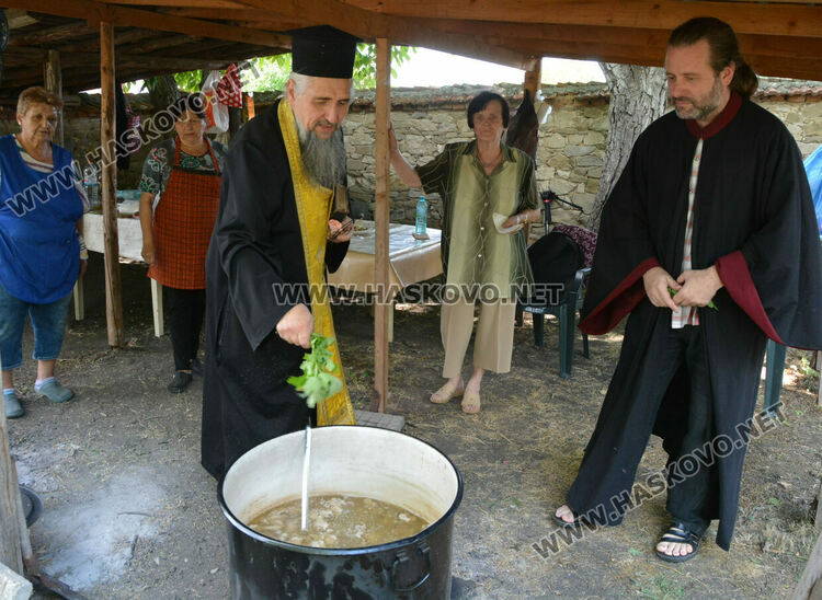 Отец Златко отпразнува 33 години от ръкополагането си в храма „Света Неделя“ в с.Мандра