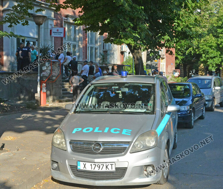 Огромни опашки за пенсии и добавки