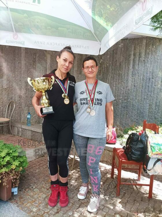 Клуб „Юнак”от Кърджали обра медалите на републиканското първенство по силов трибой