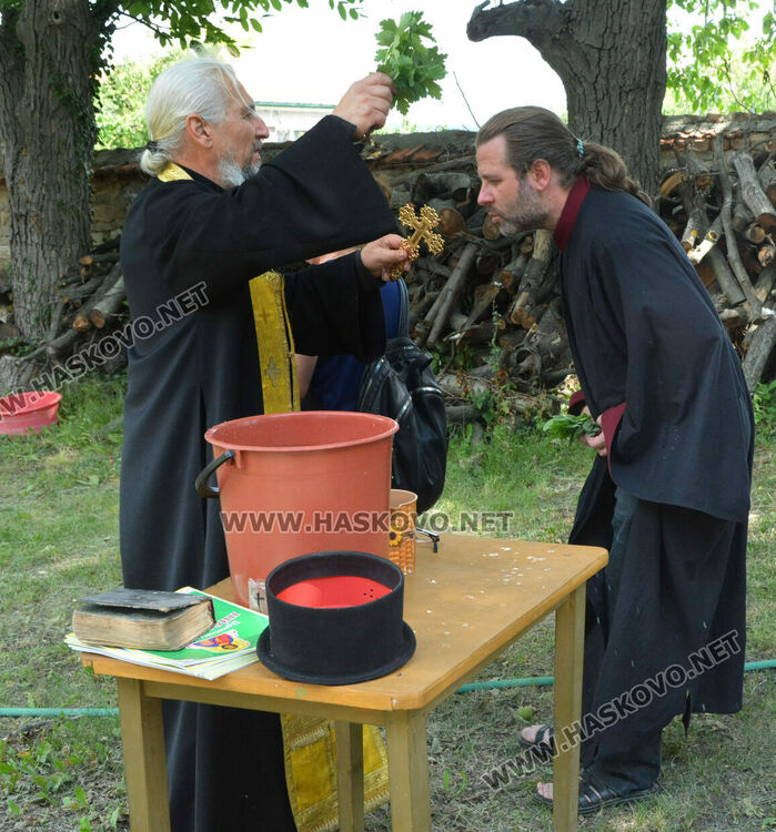 Отец Златко отпразнува 33 години от ръкополагането си в храма „Света Неделя“ в с.Мандра