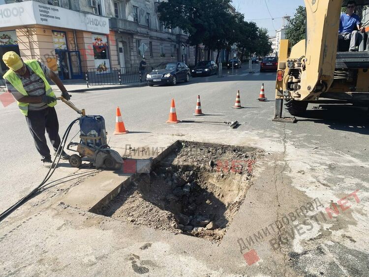 Зейна дълбока дупка на димитровградски булевард