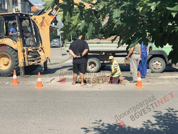 Зейна дълбока дупка на димитровградски булевард