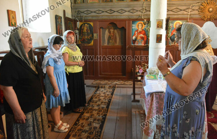 Отец Златко отпразнува 33 години от ръкополагането си в храма „Света Неделя“ в с.Мандра