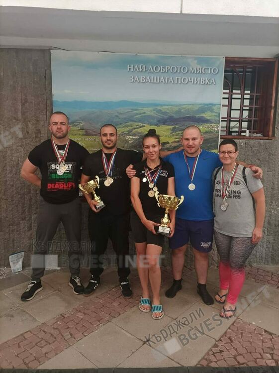 Клуб „Юнак”от Кърджали обра медалите на републиканското първенство по силов трибой
