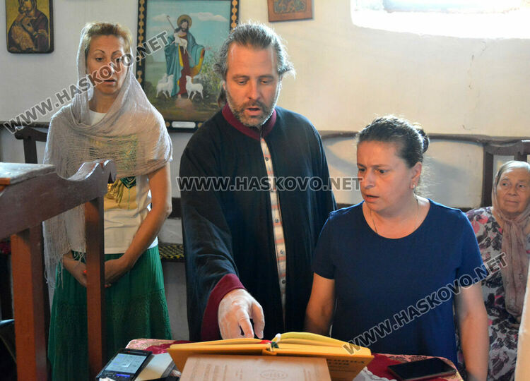 Отец Златко отпразнува 33 години от ръкополагането си в храма „Света Неделя“ в с.Мандра