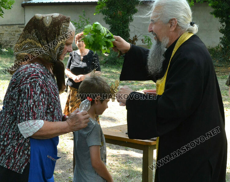 Отец Златко отпразнува 33 години от ръкополагането си в храма „Света Неделя“ в с.Мандра