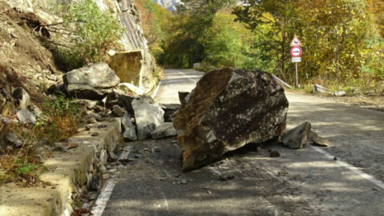 Скална маса падна върху движещ се автомобил