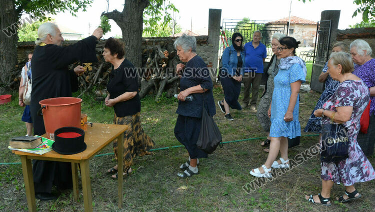Отец Златко отпразнува 33 години от ръкополагането си в храма „Света Неделя“ в с.Мандра