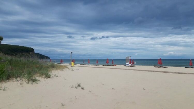 Разхлаждане, превалявания с гръмотевици на изток