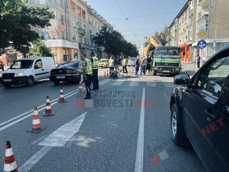 Зейна дълбока дупка на димитровградски булевард