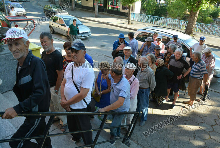 Огромни опашки за пенсии и добавки
