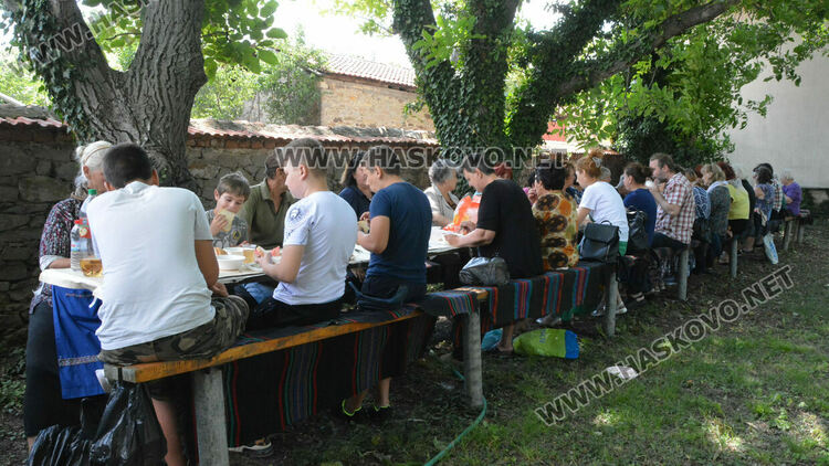 Отец Златко отпразнува 33 години от ръкополагането си в храма „Света Неделя“ в с.Мандра