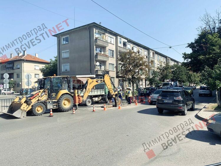 Зейна дълбока дупка на димитровградски булевард