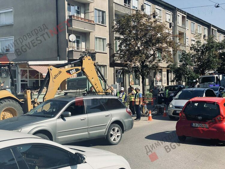 Зейна дълбока дупка на димитровградски булевард