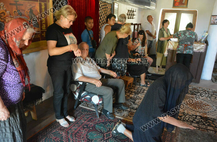 Отец Златко отпразнува 33 години от ръкополагането си в храма „Света Неделя“ в с.Мандра