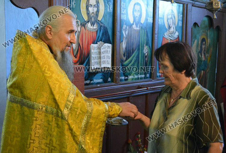 Отец Златко отпразнува 33 години от ръкополагането си в храма „Света Неделя“ в с.Мандра