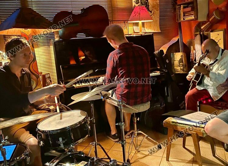 Дейвид Дауър трио свириха копаница в клуб “Ралица“ в Хасково