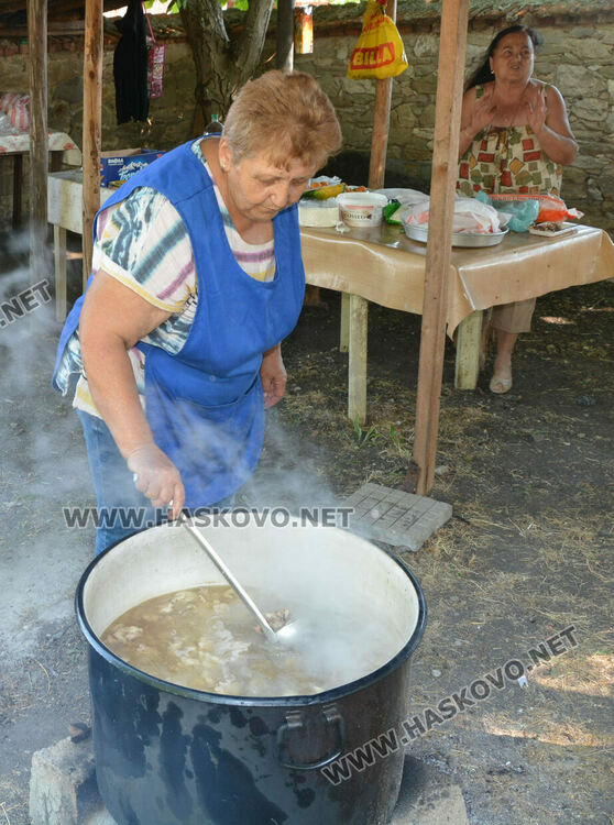 Отец Златко отпразнува 33 години от ръкополагането си в храма „Света Неделя“ в с.Мандра