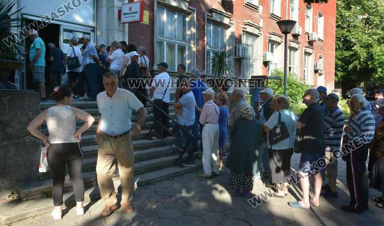 Огромни опашки за пенсии и добавки