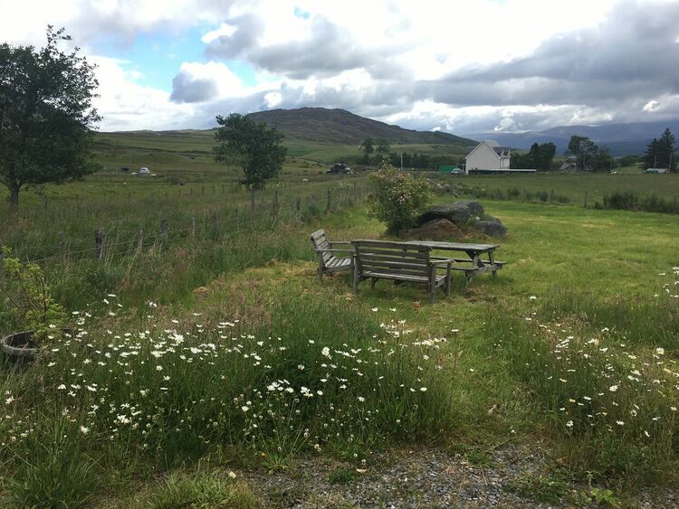 Слънце, облаци, дъжд с гръмотевици и градушки на места